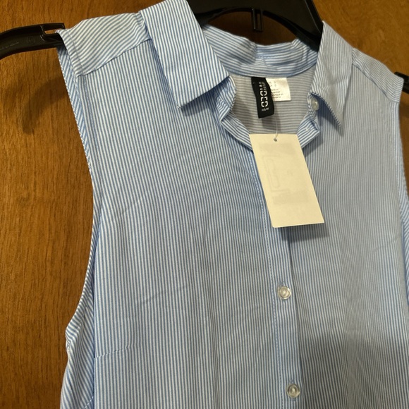 H&M Women’s Sleeveless Button Blouse - Picture 5 of 9